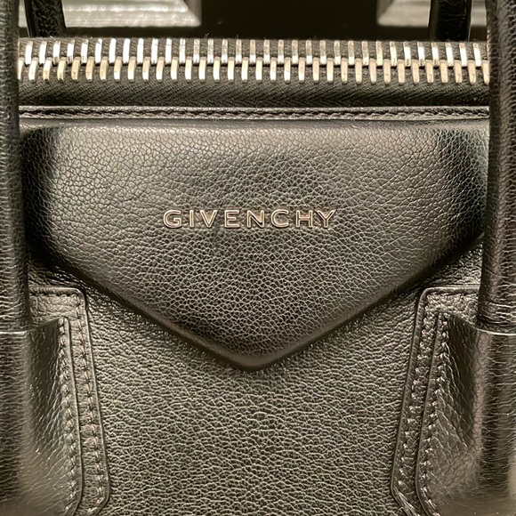 GIVENCHY
Antigona Medium Grained Leather Bag - Picture 6 of 11